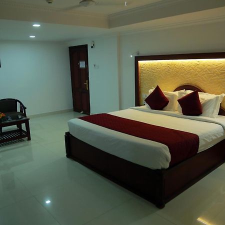 Hotel Savera Park Thrissur Kültér fotó