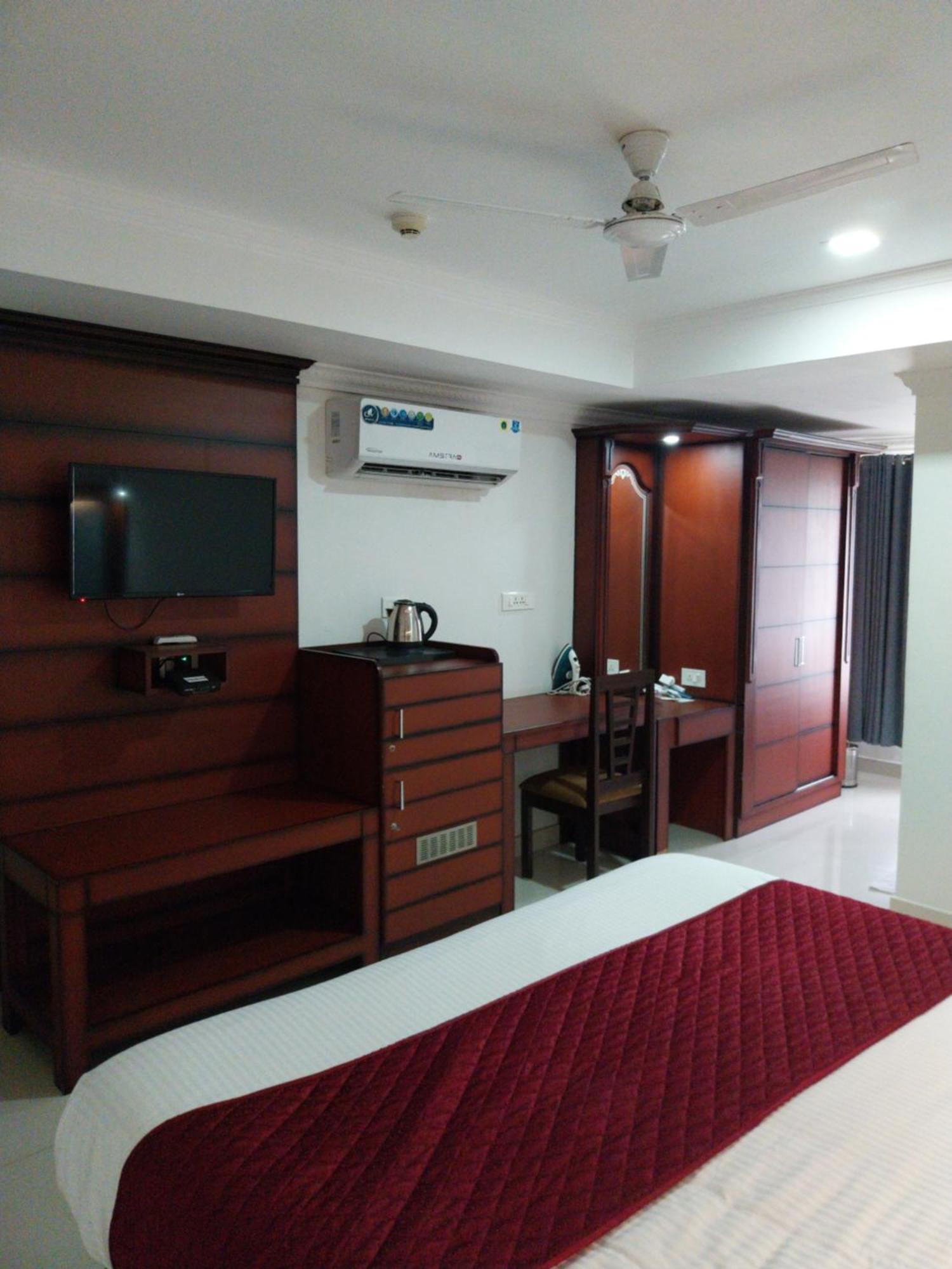 Hotel Savera Park Thrissur Kültér fotó