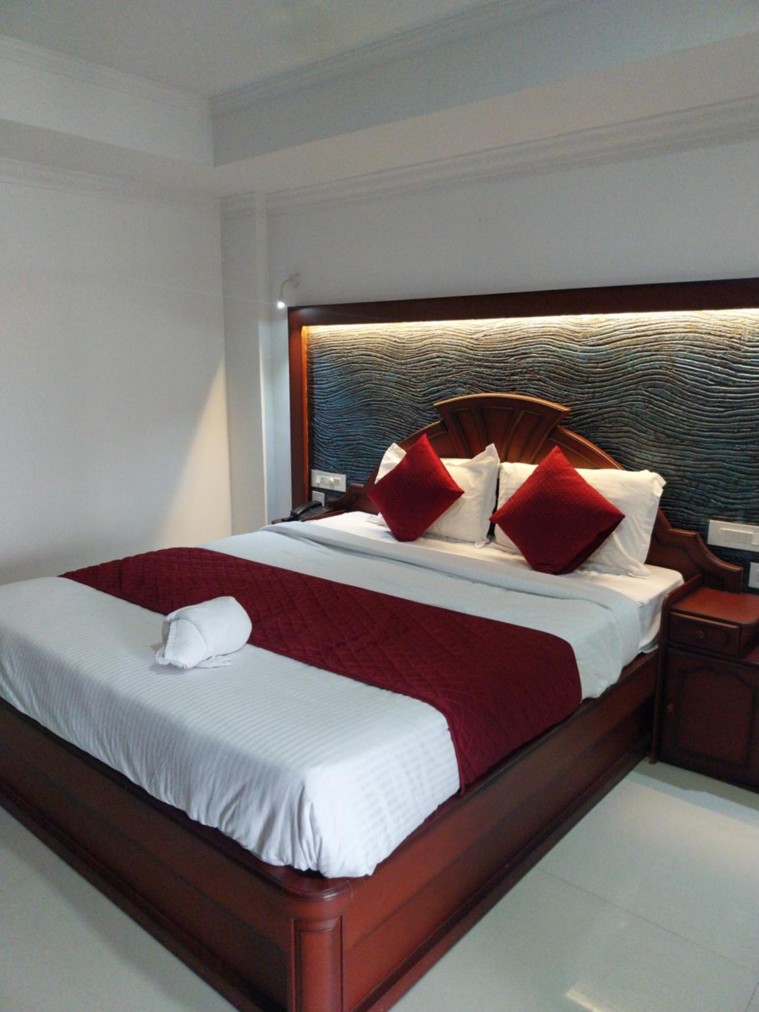 Hotel Savera Park Thrissur Kültér fotó