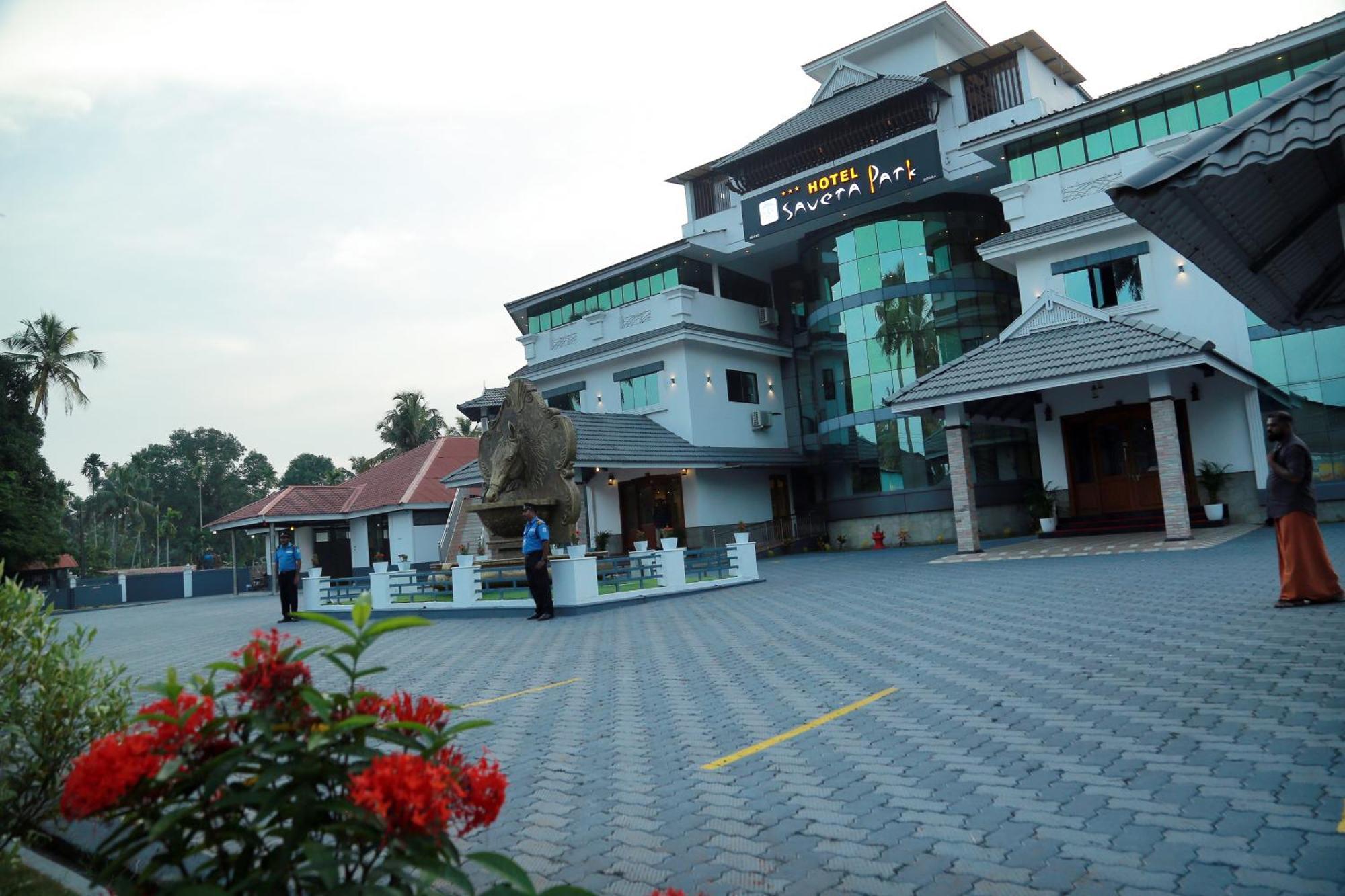 Hotel Savera Park Thrissur Kültér fotó