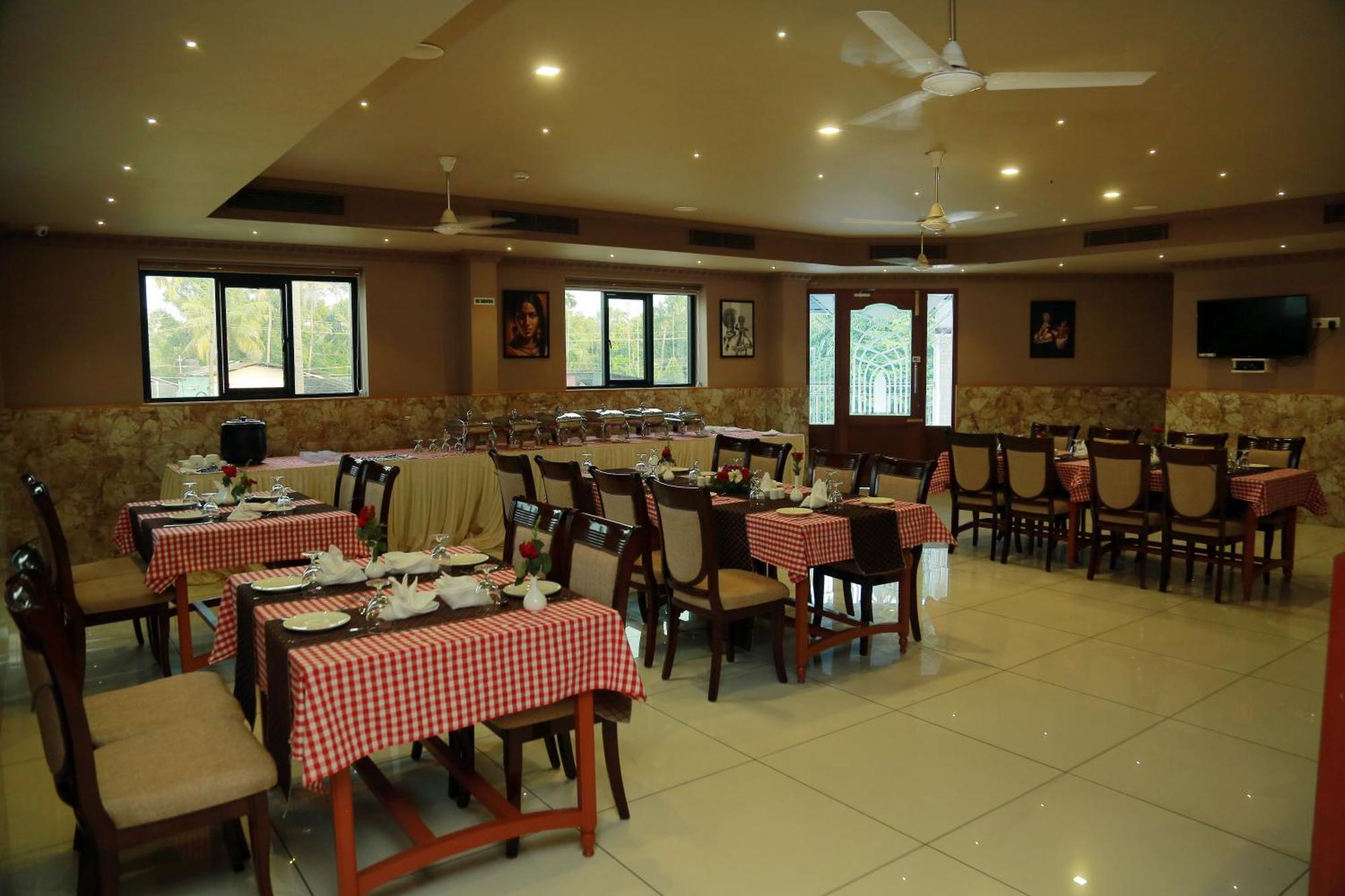 Hotel Savera Park Thrissur Kültér fotó