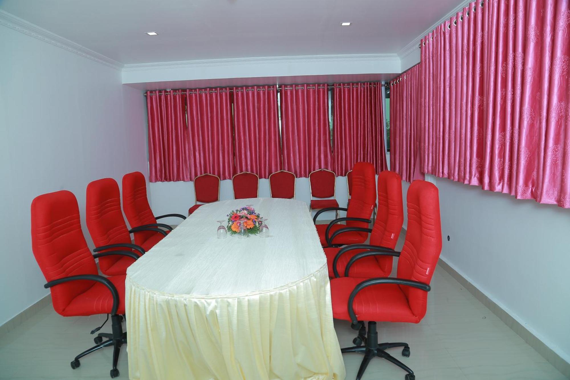Hotel Savera Park Thrissur Kültér fotó