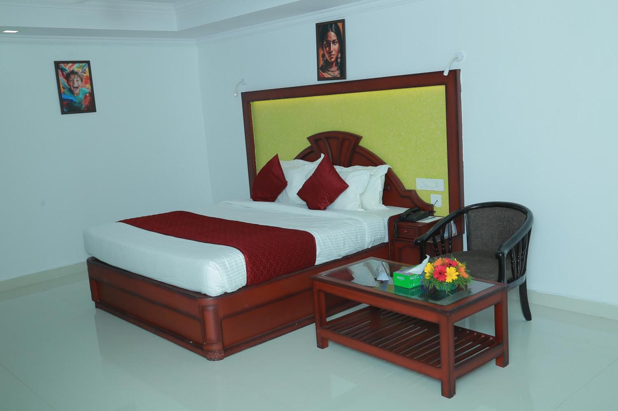 Hotel Savera Park Thrissur Kültér fotó
